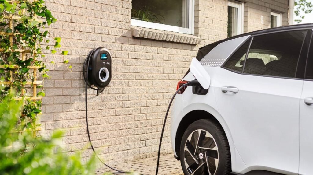 Elektromos autó otthoni töltése lakossági AC autótöltővel
