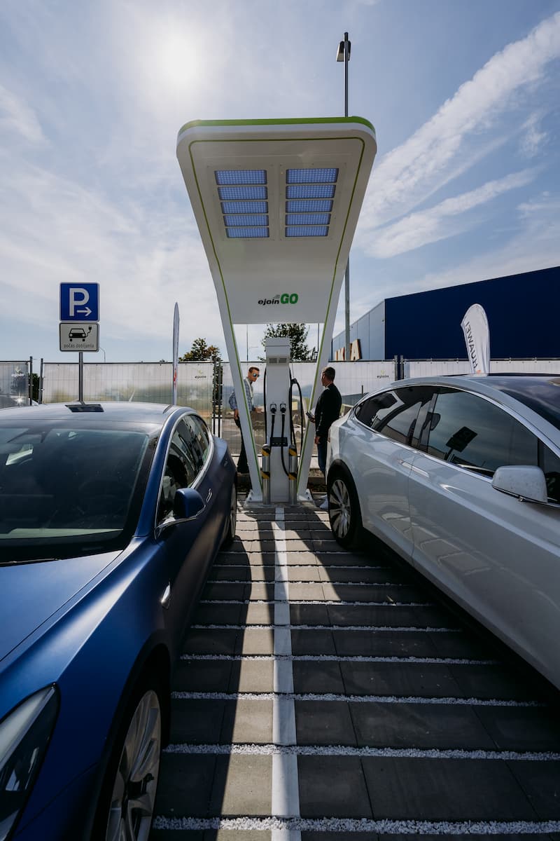 400 kW-os nyilvános DC gyorstöltő tetővel, két elektromos autó töltés közben – nagy teljesítményű töltőpark