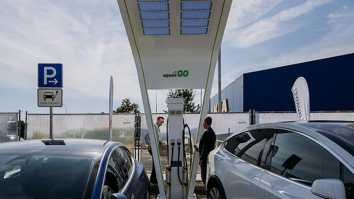 400 kW-os eJoin DC gyorstöltő oszlop tetővel egy pozsonyi töltőparkban, két töltő elektromos autóval – All-in-One vagy elosztott DC rendszer