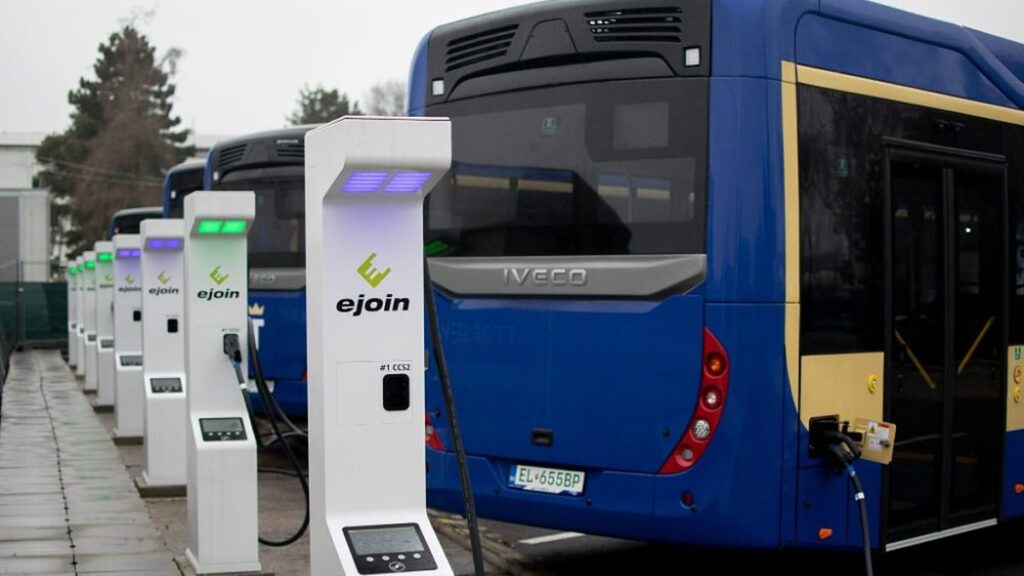 eJoin DC töltőterminálok kijelzővel elektromos buszdepóban – hiteles kWh-mérés és transzparens elszámolás a DC gyorstöltőn