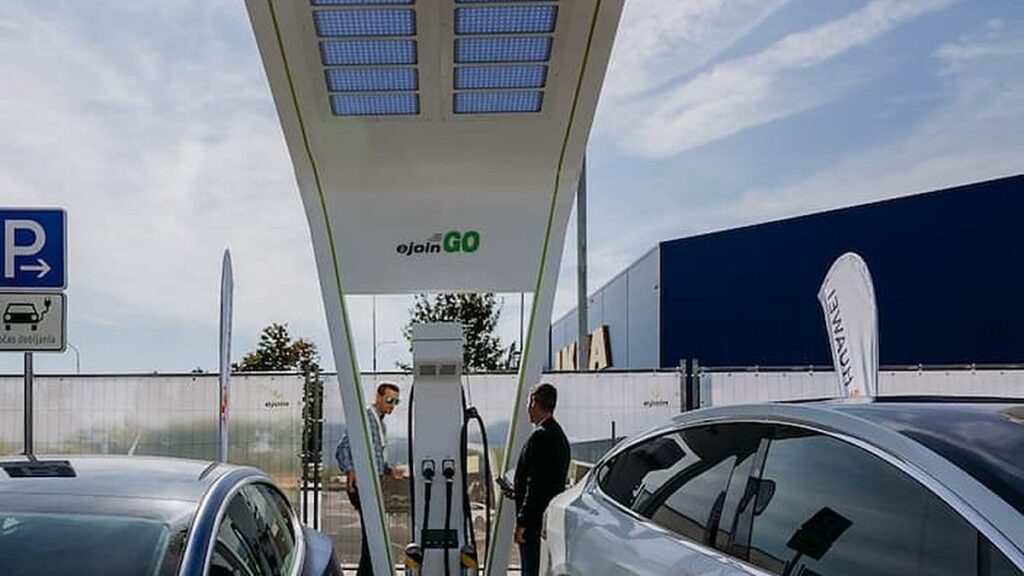 Nagy teljesítményű eJoin DC gyorstöltő napelemes tetővel egy pozsonyi töltőparkban – DC töltő teljesítményválasztás 150 kW, 400 kW, 1 MW