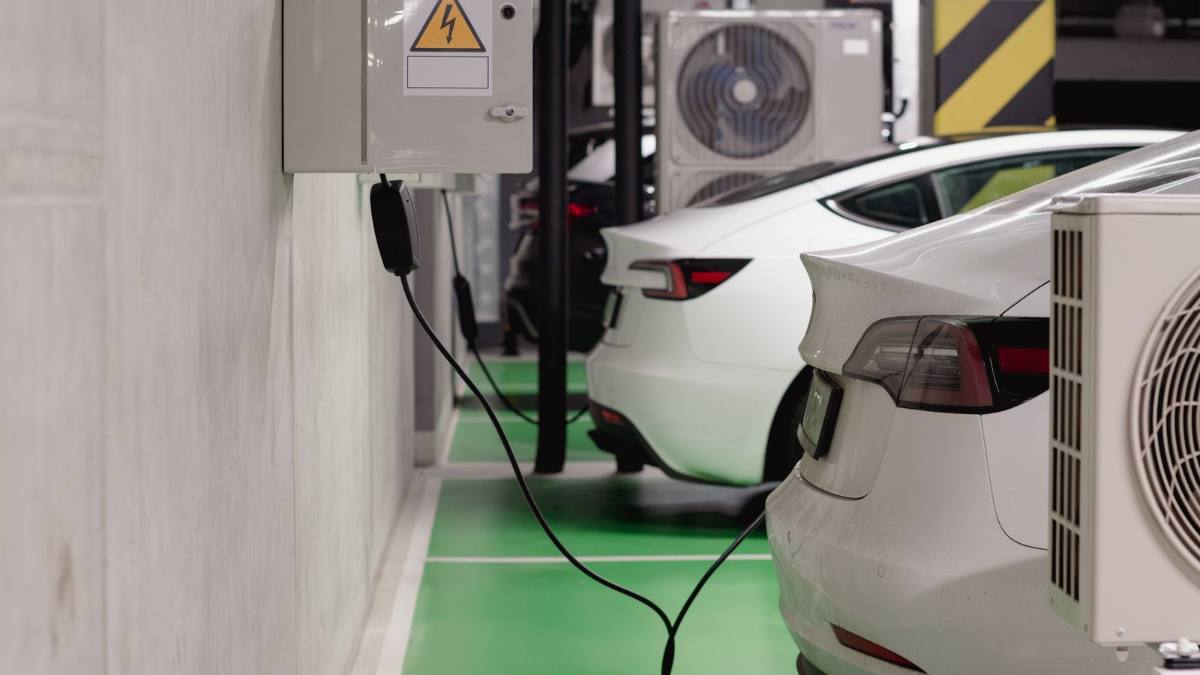 Elektromos autók töltése mélygarázsban, céges flotta