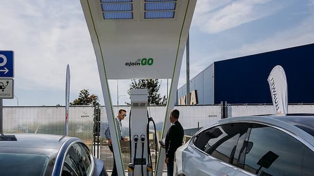 Nyilvános DC gyorstöltő napelemes tetővel egy pozsonyi eJoin GO töltőparkban, két töltődő elektromos autóval