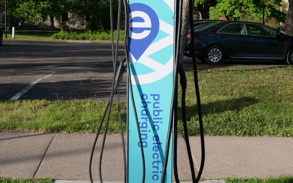 Közterületi elektromos autó töltőállomás egy városi környezetben