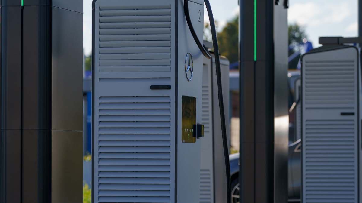 Nyilvános EV-töltőállomás több töltővel fedett parkolóban – EV-töltő pályázat és támogatás 2026