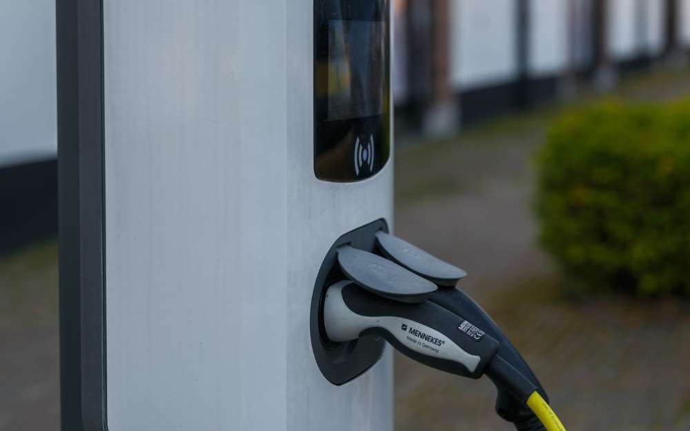 Elektromos autó töltőkábel és CCS2 csatlakozó közelről